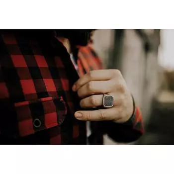 Серебряное кольцо ручной работы с ониксом и цирконом