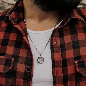 Серебряное колье ручной работы с компасом