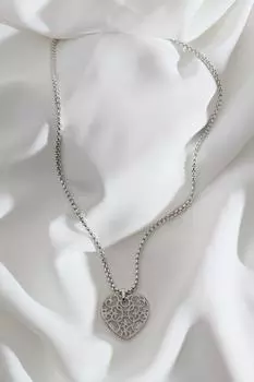 Серебряное колье с мотивом сердца