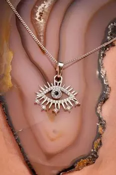 Серебряное ожерелье с вышитым камнем сердцем