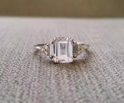 Серебряное женское обручальное кольцо с цирконом квадратной огранки