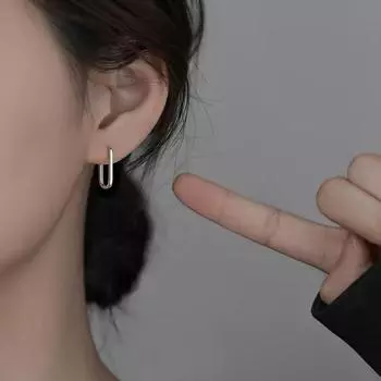 Серебряные геометрические квадратные круглые серьги для женщин, визуально стройнящие, доступная роскошь, классные серьги-пусеты, новинка, бестселлер, модные серьги A pair of geometric square earrings