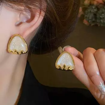 Серебряные иглы со сверкающими клубничными треугольными серьгами, европейские и американские индивидуальные серьги-гвоздики, нишевые темпераментные серьги высокого класса