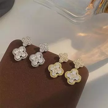 Серебряные игольчатые изысканные серьги с четырехлистным клевером из циркония