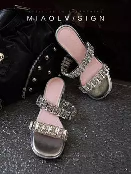 Серебряные классные тапочки женская летняя верхняя одежда 2024 новый стиль с юбкой стразами толстый каблук односложные тапочки 35