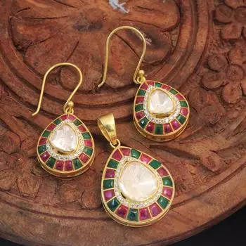 Серебряные позолоченные серьги с подвеской в виде муассанита в горошек и эмалью