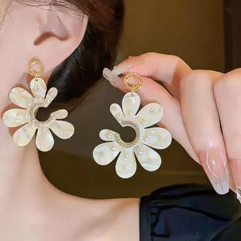 Серебряные серьги-гвоздики, инкрустированные стразами, цветочные серьги из искусственного жемчуга. Высокие достойные серьги-гвоздики. Модный дизайн меньшинств. Женские серьги.