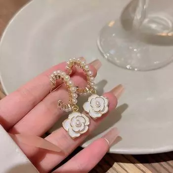 Серебряные серьги-иглы с корейским жемчугом камелия S925 — свежий и модный дизайн золотой