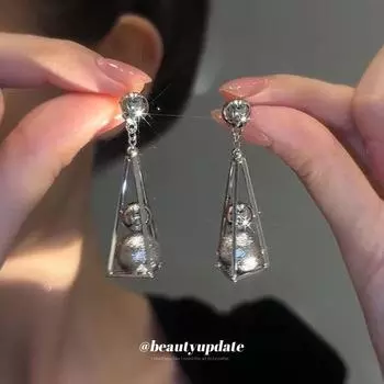 Серебряные серьги-иглы с треугольной огранкой в форме песочных часов — минималистичные, уникальные женские украшения в холодном стиле Silver Needle серебряный