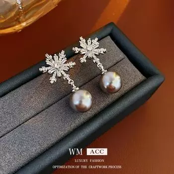 Серебряные серьги-снежинки с иглами из циркония и жемчугом - элегантный модный аксессуар на осень и зиму Silver Needle белый