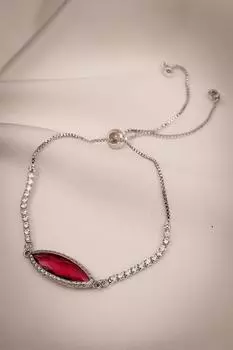 Серебряный браслет с овальным лифтом из красного камня