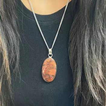 Серебряный кулон из красного драгоценного камня яшмы овальной огранки с серебряной цепочкой-кулоном