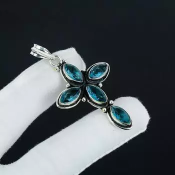 Серебряный кулон-крест с голубым топазом и драгоценным камнем из серебра 925 пробы — дизайн ручной работы, повседневные украшения, уникальный кулон для праздничного наряда в подарок 2.7 синий