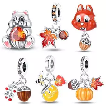 Серебряный шарм из серебра 925 пробы с милой белкой, кленовым листом, сосновой шишкой и бисером