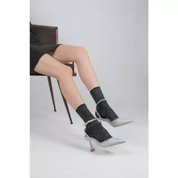 Серые туфли на каблуке с серебряным атласным камнем и ремешком на шпильке - медовый