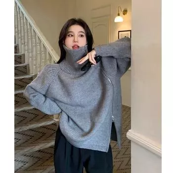 Серый свитер с воротником на молнии сбоку