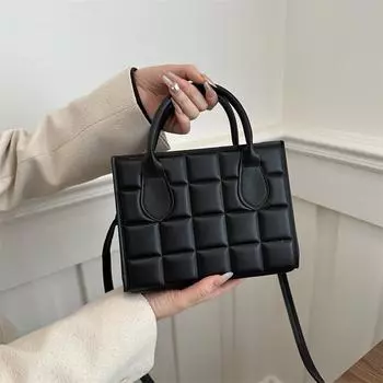 Сетчатая вмятина однотонная маленькая квадратная сумка 2024 года, новая модная текстура, женская портативная сумка через плечо большой емкости чёрный