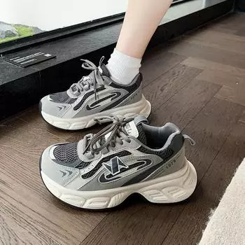 Сетчатые дышащие туфли для папы на толстой подошве для женщин, весна 2025, новые универсальные и легкие небольшие спортивные туфли на мягкой подошве 35 красный