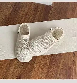 Сетчатые женские тапочки, модная повседневная обувь, полые сандалии на плоской подошве, пляжное платье с открытой пяткой, летние шлепанцы, женские новые мюли, шлепанцы 35