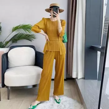 Комплекты женские плиссированные высокого класса темперамент комплект женские весенние новые дизайнерские струйные брюки из двух частей однотонной стильной футболки one size чёрный