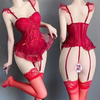 Сексуальное нижнее белье женщины флиртуют с маленькой грудью и большими стальными поддонами собираются в жилеты, горячее чистое желание ветреный костюм на кровати average size