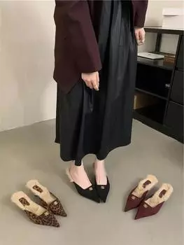 Сексуальные теплые плюшевые тапочки с острым носком для женщин 2024 года, роскошные туфли-мюли с металлическим носком и низким каблуком для женщин, плюшевые мокасины 35 красный