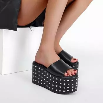 Сексуальные удобные прогулочные сандалии с заклепками, брендовый дизайн, женские уличные тапочки в готическом стиле на платформе и толстой подошве