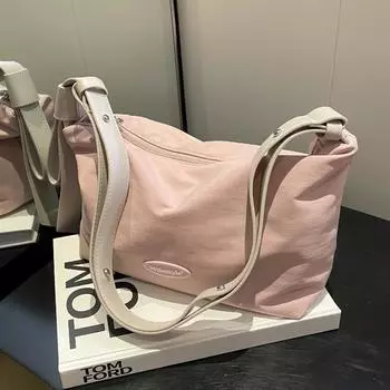 Сезонная повседневная розовая сумка 2024 года, новая нишевая розовая сумка для девочек с сердечком под мышкой, сумка через плечо для поездок на работу розовый