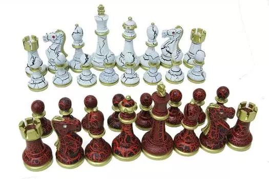 Шахматная фигура, полиэстер, трещины