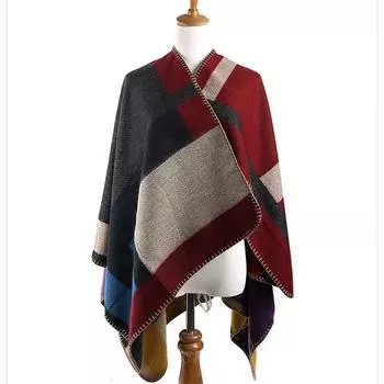 Шаль, шарф, накидка, плащ из искусственного кашемира того же цвета и с крупными цветными блоками на подиуме. 140*125*100 разноцветный