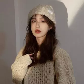 Шапка Женская шерстяная шапка на осень и зиму Большая окружность головы Универсальный карамельный цвет Теплые наушники Зимняя вязаная шапка M56-58cm красный