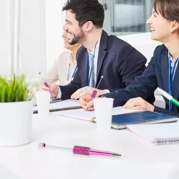 Шариковая ручка со стразами и бисером, разные цвета. Корпус и сменный блок. Тип пресса. Выдвижная шариковая ручка с роликом. Студенческая канцелярская ручка для письма и рисования. белый