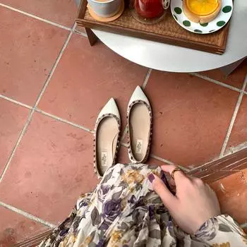 [sheii Su Yinyin] Серия «сарафанного радио» yo~ темпераментный стиль феи заостренная голова неглубокий рот заклепки плоские туфли женские одинарные туфли 35 белый