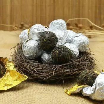 Шен Пуэр 2017 Ручная работа Жемчуг дракона Иу Старое дерево Материалы Необработанный мини-чай Пуэр 50g