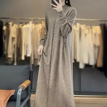 Шерстяное осенне-зимнее женское однотонное платье-свитер длиной выше колена с полувысоким воротником и пряжкой-сумкой S