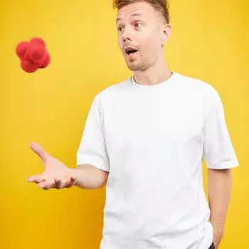 Шестиугольный баскетбольный тренировочный мяч для реакции 5,5 см для детей и взрослых (красный)