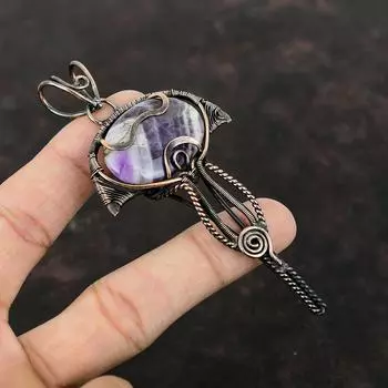Шеврон Аметист Кулон Медная проволока Обернутый кулон Драгоценный камень Ювелирные изделия ручной работы Женский кулон Дизайнерские медные украшения Уникальный кулон для подарка