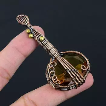 Щедрый медовый топаз Драгоценный камень Чистая медная проволока Обернутая подвеска ручной работы в форме гитары Ювелирные изделия 3.23 Inches оранжевый