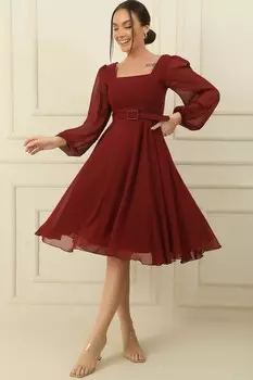 Шифоновое платье с квадратным вырезом на подкладке и поясом на талии