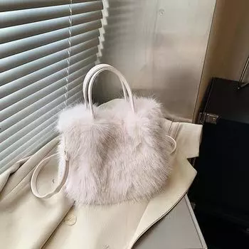 Шикарная маленькая сумочка Furry: Модная женская квадратная сумка через плечо и почтальонка на осень/зиму 21*13*15 чёрный