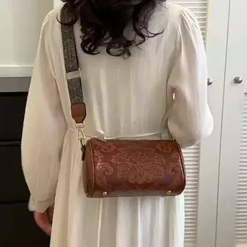 Шикарная сумка через плечо с цветочным тиснением Urban Elegance с надежной молнией, прочным дизайном и широким ремешком для повседневного стиля