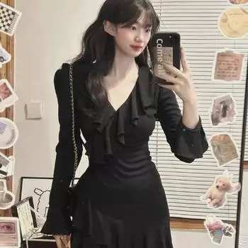 Шикарное трикотажное платье с V-образным вырезом и оборками — сексуальный стиль маленького черного цвета для осени/зимы S