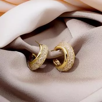 Шикарные и элегантные металлические серьги в стиле минимализма с изысканным кольцом в форме буквы С и оправой из циркония золотой