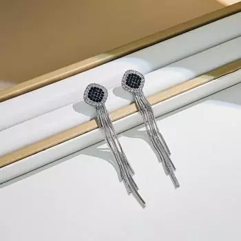 Шикарные и универсальные квадратные серьги с кисточкой для модного праздничного образа чёрный