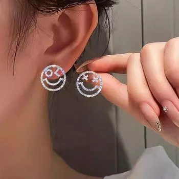 «Шикарные серьги-смайлики с бриллиантовой инкрустацией»: Легкая роскошь, нишевый стиль, уникальный дизайн для женщин. Smiley face earrings