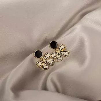 Шикарный и простой: Серьги-бабочки с полным цирконием и черным маслом чёрный