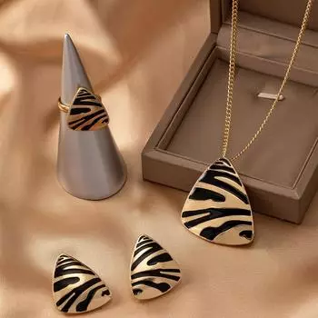 Шикарный комплект украшений с геометрическим леопардовым принтом — в комплект входят серьги-гвоздики, ожерелье с подвеской и кольцо | Модные аксессуары в винтажном стиле для повседневного образа золотой