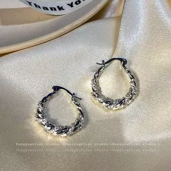 Shining Star Fancy Temperament Ear Clip Earrings for Women Niche Design Ear Ring Cable Stitch Earrings Unique Earrings Silver winding flash diamond earrings