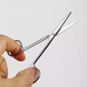 Шипы из нержавеющей стали. Большой изгиб. Большой изгиб. Крупномасштабные красивые ножницы для сетки. Обучающий эксперимент. Хирургия. Резка глаз. Срез ткани.
