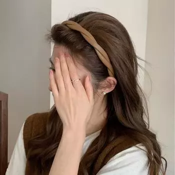 Широкая повязка на голову с завитушками из жареного теста